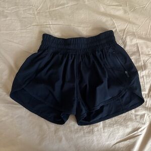 new unworn black lululemon shorts size 4 with zipper